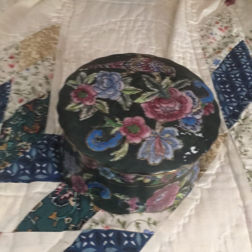 Trinket box irregular shape floral design Med.size